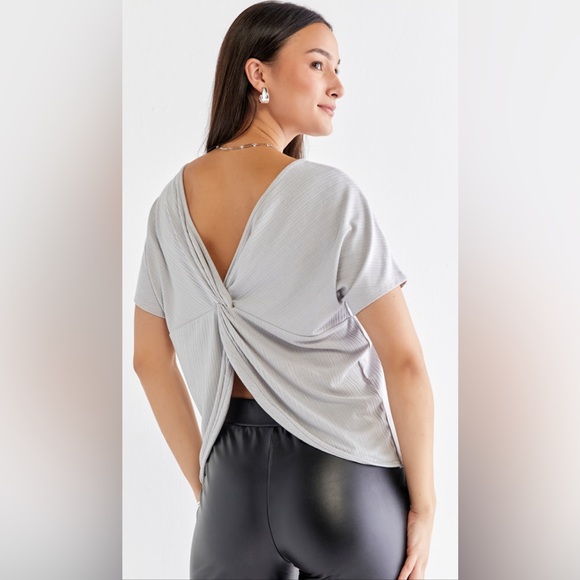 (51)🌷New Francesca’s Rachel Twist Back Reversible Gray Spring/ Summer Tee🌷 - Picture 3 of 6